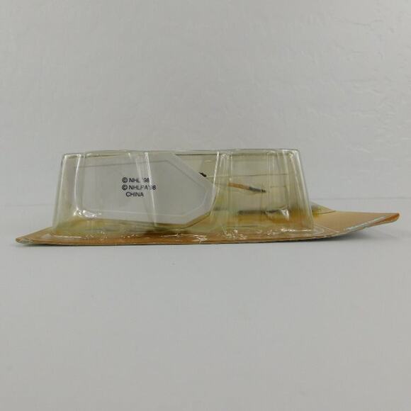 Kenner 1998 Starting Lineup NHL Chicago Blackhawks Doug Gilmour Action Figure - Picture 3 of 6